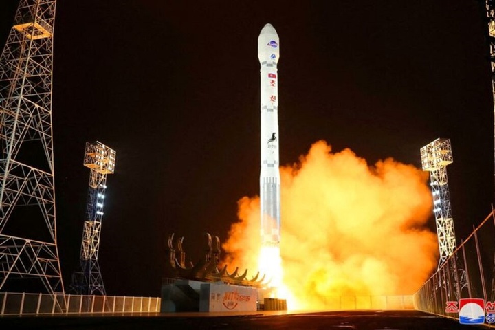 Triều Tiên phóng vệ tinh do thám. (Ảnh: Reuters)