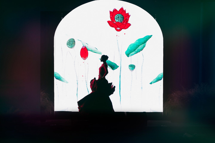 Khoảnh khắc đẹp của siêu mẫu Võ Hoàng Yến trên sân khấu.