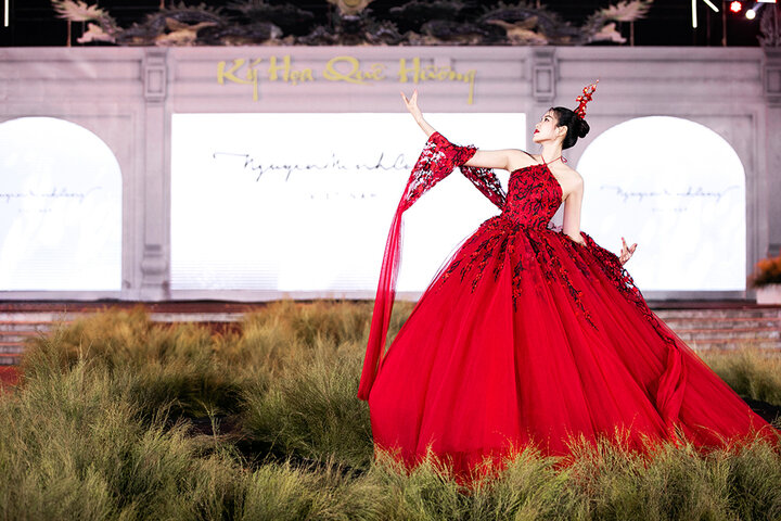 Hoa hậu Đỗ Thị Hà gây chú ý khi đảm nhận vị trí vedette cho BST này. Khoác lên mình thiết kế kết hợp giữa áo yếm cùng váy bồng bềnh, Đỗ Thị Hà khoe nhan sắc lộng lẫy với trang phục đỏ rực.