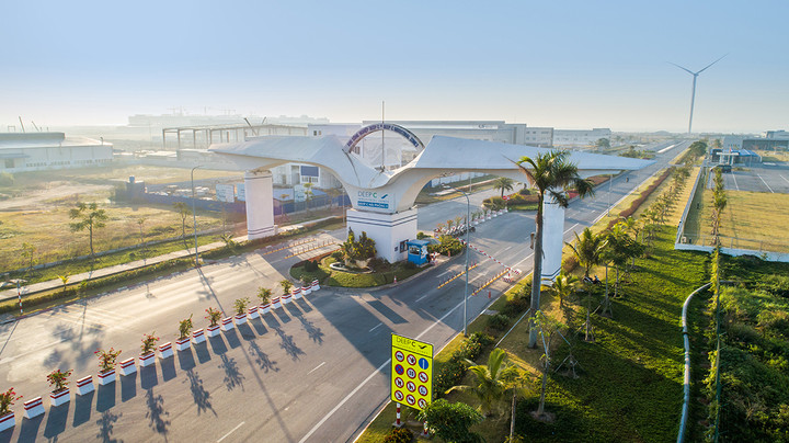 Từ nguồn vốn huy động để đầu tư phát triển, thành phố Hải Phòng đã phát triển mạnh mẽ kết cấu hạ tầng kinh tế - xã hội, trước hết là kết cấu hạ tầng giao thông. Trong ảnh là khu công nghiệp DEEPC Hải Phòng.