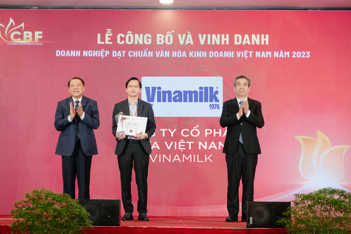 Ông Nguyễn Tường Huy - Giám đốc Nhân sự Vinamilk - nhận chứng nhận “Doanh nghiệp đạt chuẩn văn hóa kinh doanh Việt Nam năm 2023”.