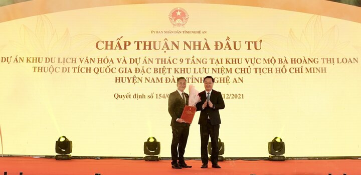 Ông Nguyễn Đức Trung, Phó Bí thư Tỉnh uỷ, Chủ tịch UBND tỉnh Nghệ An (bên phải) trao Quyết định chấp thuận Nhà đầu tư thực hiện dự án cho Ông Vũ Trọng Tuấn, Tổng Giám đốc Công ty cổ phần TMDV Tràng Thi (đơn vị thành viên của Tập đoàn T&T Group - bên trái).