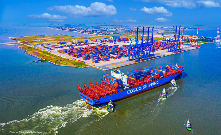 Chủ trương của Đảng bộ TP Hải Phòng về đổi mới công tác đầu tư, khơi thông mọi nguồn lực, huy động mọi nguồn lực xã hội cho đầu tư phát triển đã có tính đột phá quan trọng. Trong ảnh là Cảng nước sâu Lạch Huyện, Hải Phòng. (Ảnh: Đức Nghĩa).