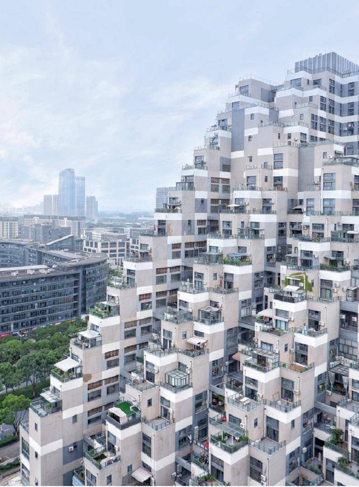 Ý tưởng thiết kế tòa nhà được một kiến trúc sư Nhật Bản lấy cảm hứng từ hình ảnh ruộng bậc thang truyền thống ở một số nước châu Á. Thiết kế độc đáo này đã phá vỡ giới hạn che chắn giữa các tầng, giúp mỗi hộ gia đình đều có thể có một sân thượng rộng để tận hưởng ánh sáng tuyệt vời.