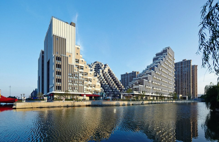 Tuy nhiên, một số ý kiến khác lại cho rằng, công trình được thiết kế như vậy có thể tiềm ẩn nguy cơ lớn đối với sự an toàn của cư dân, tạo cơ hội tốt cho những tên trộm đi qua nhiều sân thượng khác nhau.