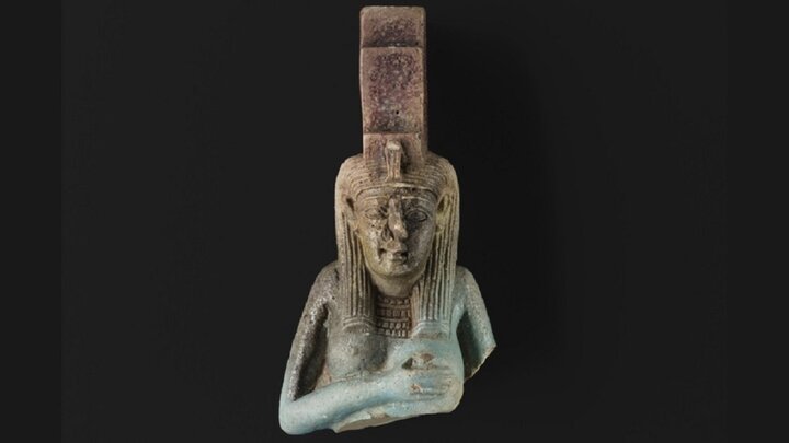 Một bức tượng gốm tráng men mô tả nữ thần Ai Cập Isis đang cho con trai Horus bú được phát hiện trong khuôn viên của Nhà Melville. (Ảnh: Bảo tàng Quốc gia Scotland)