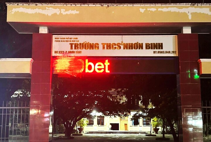 Dòng chữ "lạ" xuất hiện trên cổng trường THCS Nhơn Bình (TP Quy Nhơn). (Ảnh: N.Q.Đ)