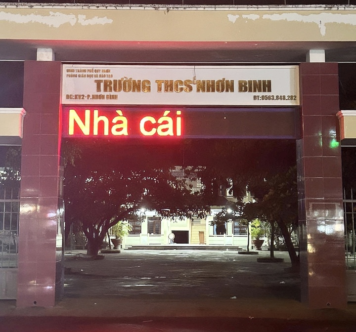 Bảng điện tử của cổng trường xuất hiện dòng chữ “nhà cái” vào tối 28/11.(Ảnh: N.Q.Đ)