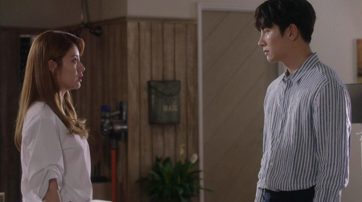 Tôi từng nói với vợ về cách ăn mặc của em gái, nhưng vợ tôi chỉ coi đó là chuyện trẻ con. (Ảnh minh họa)