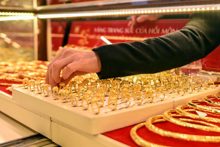 Sáng nay (28/11), giá vàng nhẫn lập mức giá kỷ lục mới khi đạt 61,80 triệu đồng/lượng.