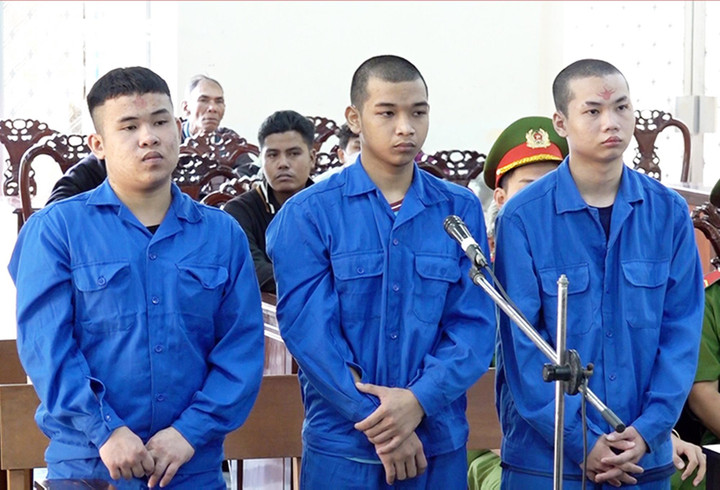 Các bị cáo Hiền, Ân, Linh (từ trái qua).