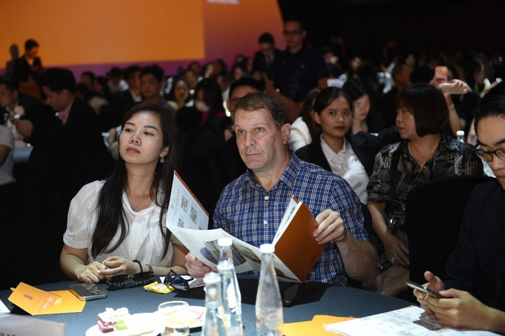 Các khách mời lắng nghe tư vấn về phân khu Hawaii - Masteri Waterfront tại sự kiện.