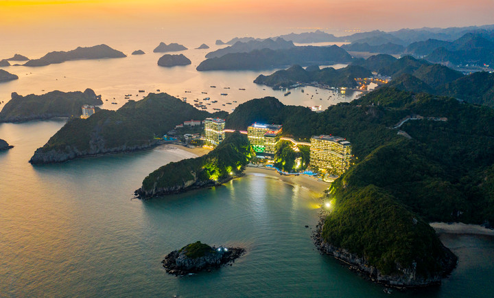 Khu du lịch Cát Bà đang "thay da đổi thịt" từng ngày, thu hút đông đảo khách du lịch trong và ngoài nước đến tham quan, nghỉ dưỡng.