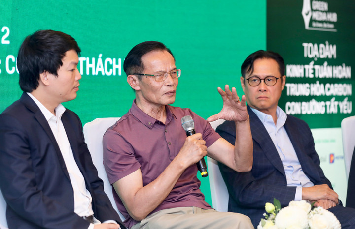 TS. Lê Xuân Nghĩa (cầm mic) cho rằng, bên cạnh báo cáo tài chính, các doanh nghiệp sẽ phải có báo cáo về việc định lượng, kiểm kê toàn bộ số lượng phát thải khí nhà kính của mình.