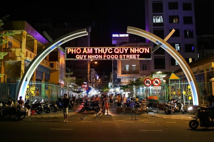 Bên cạnh quảng trường rộng lớn thì phố ẩm thực Quy Nhơn cũng là điểm du lịch trong nội thành được du khách ưa thích.