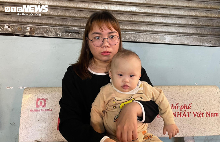 Chị Nga và con trai trong lần ra Hà Nội khám hôm 22/11.