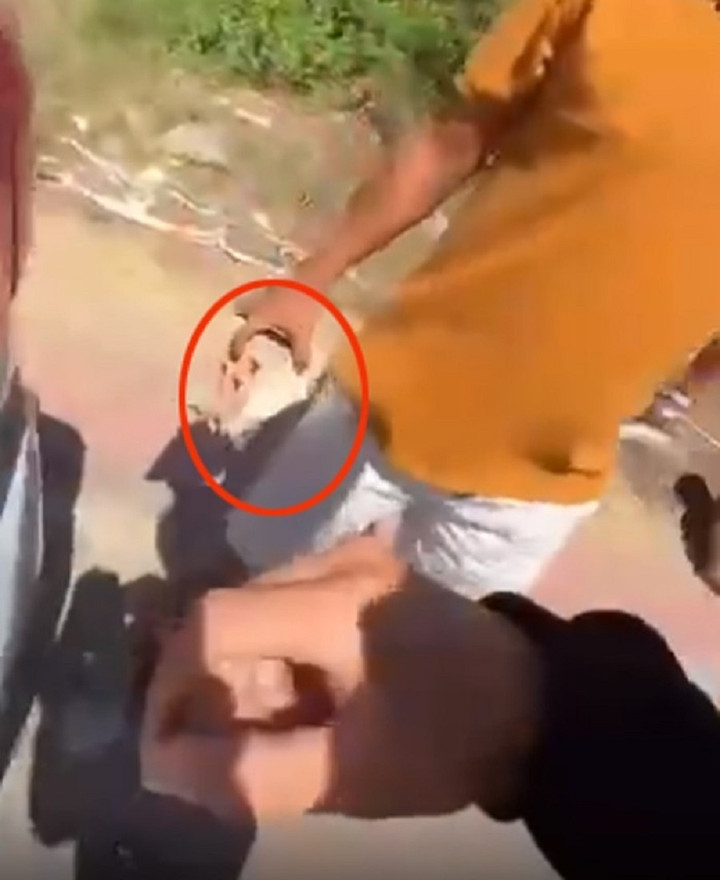 Nam tài xế cầm viên gạch được xác định là cán bộ CSGT tỉnh Bình Dương. (Ảnh cắt từ video chia sẻ MXH)