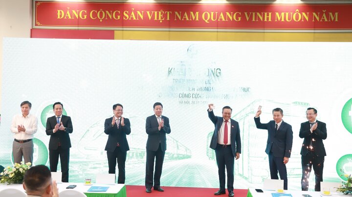 Chủ tịch UBND TP Hà Nội Trần Sỹ Thanh cùng các đại biểu tại lễ khai trương thí điểm hệ thống vé điện tử liên thông đa phương thức cho giao thông công cộng.