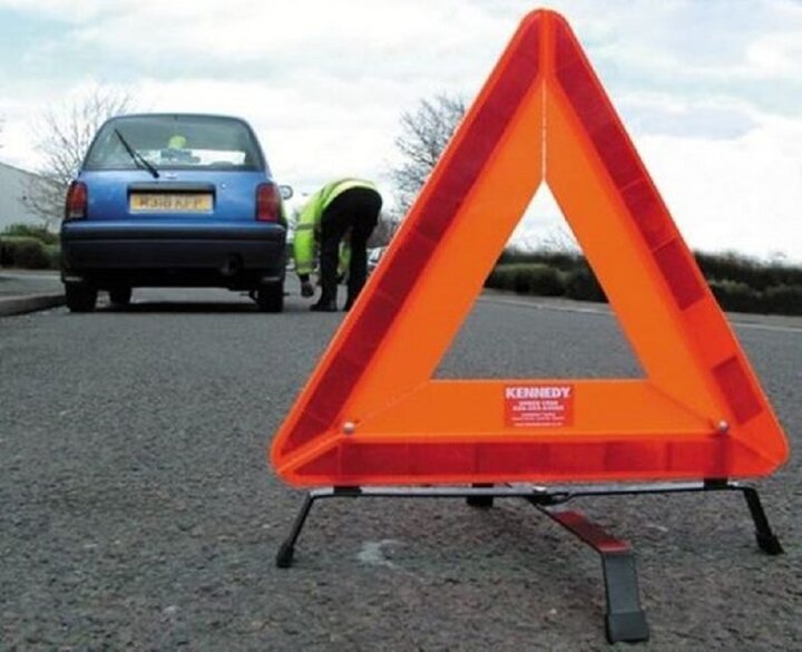 Ô tô gặp sự cố phải dừng đỗ bên đường cần làm gì để đảm bảo an toàn?