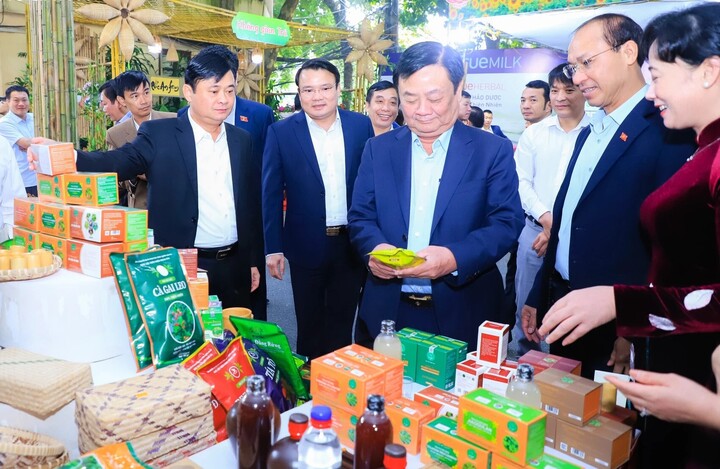 Các đại biểu tham quan các gian trưng bày sản phẩm OCOP, sản phẩm đặc trưng của miền Tây Nghệ An