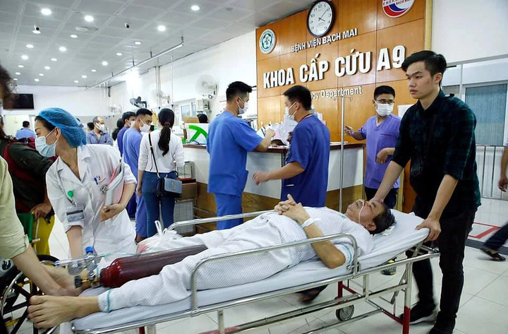 Bệnh nhân cấp cứu tại Bệnh viện Bạch Mai. (Ảnh: TTXVN)