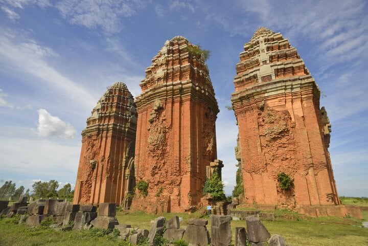 Cụm tháp mang đậm nét văn hóa cổ xưa trên vùng đất từng là kinh đô Vijaya của vương quốc Chăm Pa.