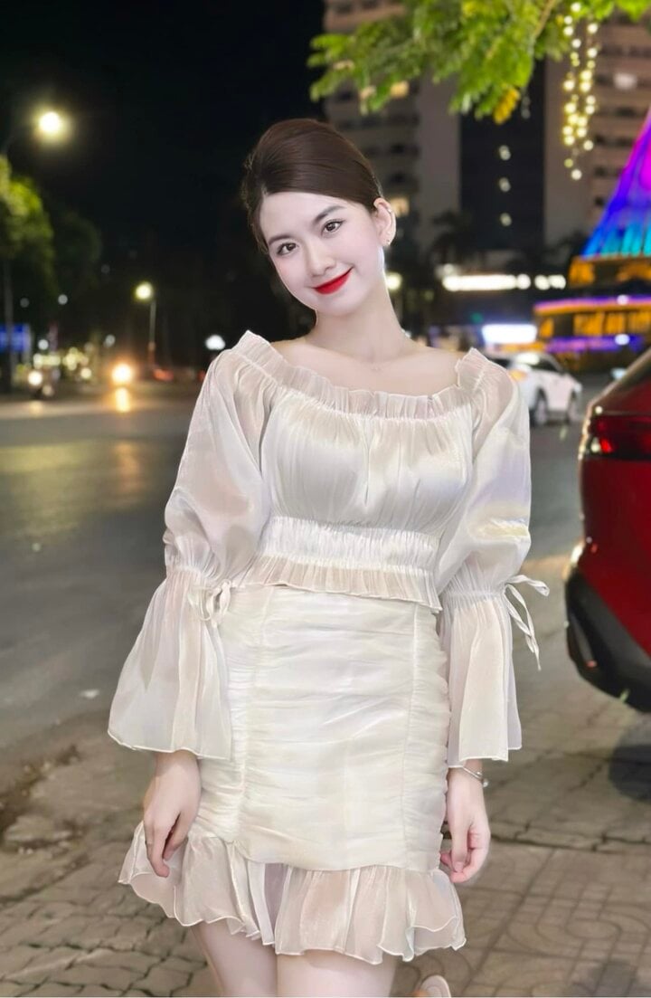 MC Văn Doanh Nhi sinh năm 2002, ngoài đời cô sở hữu phong cách thời trang trẻ trung, sành điệu. Không chỉ là MC, Văn Doanh Nhi còn làm người mẫu ảnh.