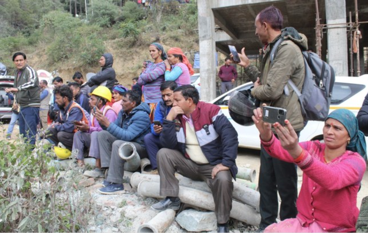 Người dân sốt ruột ngóng chờ kết quả giải cứu. (Ảnh: AP)