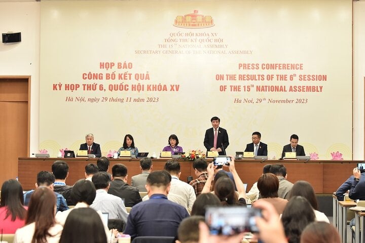 Tổng Thư ký Quốc hội, Chủ nhiệm Văn phòng Quốc hội Bùi Văn Cương chủ trì họp báo công bố kết quả Kỳ họp 6 Quốc hội khóa XV.
