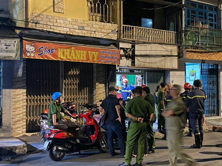 Hiện trường nơi nam thanh niên trượt chân mắc kẹt giữa 2 bức tường của 2 căn nhà.