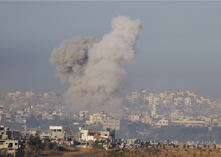 Khói bốc lên ở Gaza sau cuộc không kích của Israel. (Ảnh: Reuters)