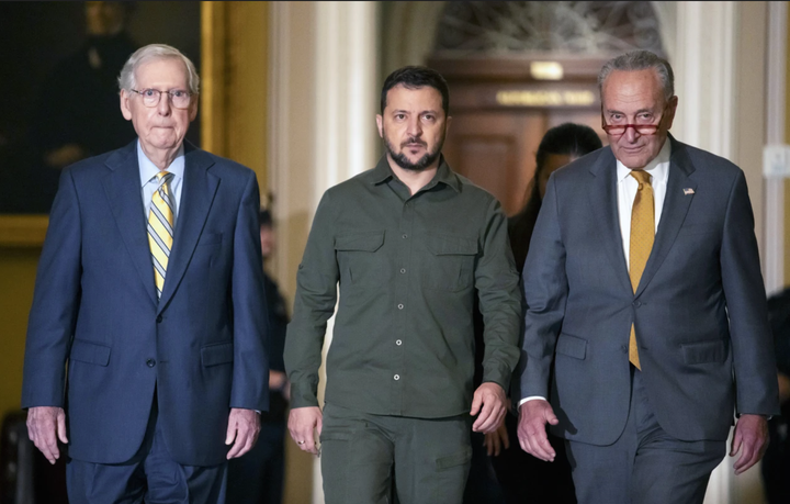 Tổng thống Ukraine Volodymyr Zelensky (giữa) đến Điện Capitol (Mỹ). (Ảnh: AP)