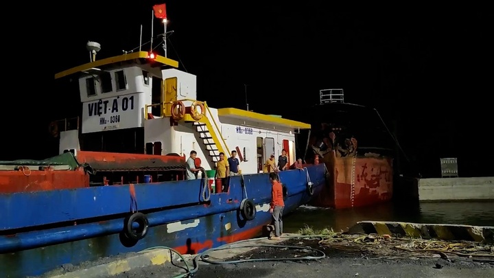 Trong đêm 28/11, tàu Việt Á 01 đã đưa 11 người trên tàu gặp nạn vào cảng Kỳ Hà an toàn. (Ảnh: B.P)