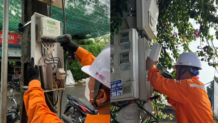 Công nhân đội Kinh doanh dịch vụ đang thay thế công tơ điện tử có chức năng đo xa.