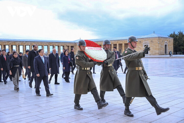 Thủ tướng và Phu nhân đặt vòng hoa vào Lăng viếng Tổng thống Mustafa Kemal Atatu.