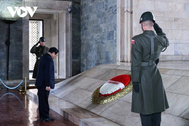 Thủ tướng và Phu nhân đặt vòng hoa, vào Lăng viếng cố Tổng thống Thổ Nhĩ Kỳ - 4