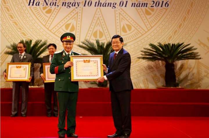 Với những đóng góp lớn trong lĩnh vực nghệ thuật, nghệ sĩ Tự Long nhận danh hiệu NSND vào năm 2016.