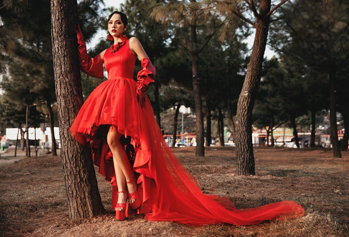 Được biết, Trà My không tham gia casting mà được NTK Thạch Linh trực tiếp mời trình diễn trong chương trình "Ký họa quê hương" diễn ra tại Hải Dương.