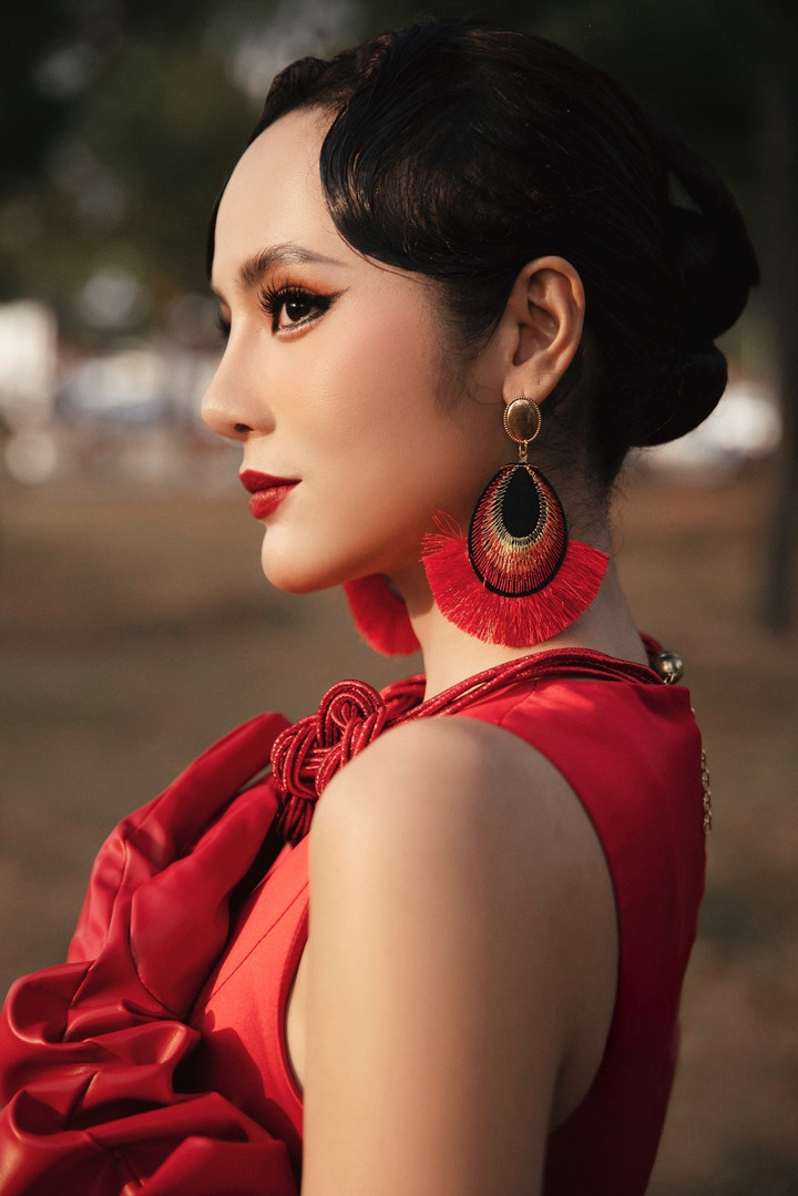 Lối trang điểm đậm cùng chiếc đầm đỏ rực rỡ giúp Trà My khoe tối đa vẻ đẹp sắc sảo, cổ điển nhưng đầy sức hấp dẫn.