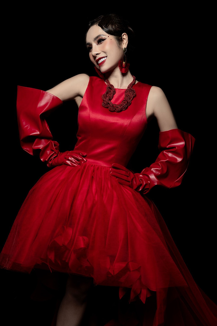 Thái độ làm việc nghiêm túc, chuyên nghiệp đã giúp Trà My trình diễn thành công và "ghi điểm" trong mắt khán giả.