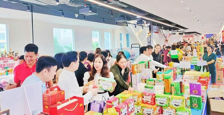 Rất đông người dân đến tham quan, mua sắm tại gian hàng OCOP. (Ảnh: TTXTĐT Nghệ An)