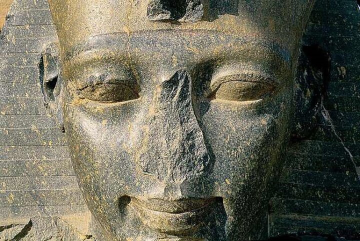 Một bức tượng không có mũi của pharaon Ramses II ở Ramesseum, Luxor, Ai Cập. (Ảnh: LBM1948/Wikimedia.org)