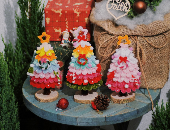 Màu hồng cũng được chọn để làm cây thông bằng kẽm nhung. (Ảnh: Mua Tất)