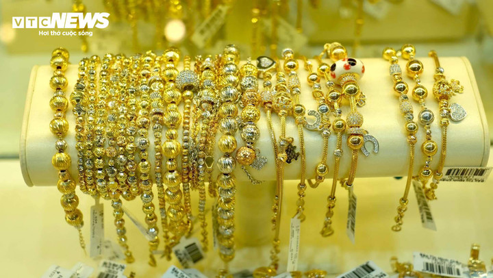 Giá vàng chênh lệch lớn, người mua chịu rủi ro lớn. (Ảnh: Công Hiếu).