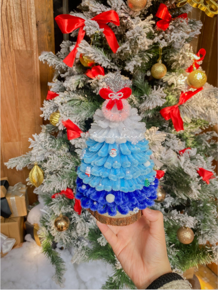 Không sử dụng màu xanh truyền thống, bạn trẻ này làm cây thông màu xanh da trời rất bắt mắt. (Ảnh: Kamila's)