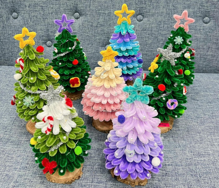 Những cây thông Noel đủ màu sắc rực rỡ. (Ảnh: @Caitieptamhoa)