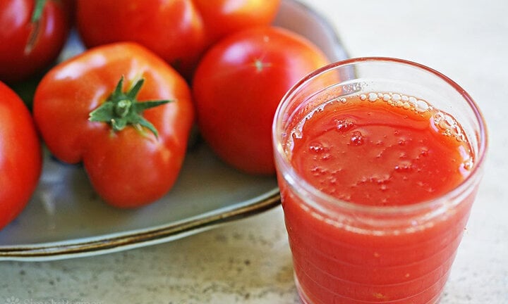 Nước ép cà chua có thể giúp bạn giảm cân, giảm mỡ bụng nhờ vào khả năng kiểm soát đường huyết, ngăn ngừa tích tụ mỡ.