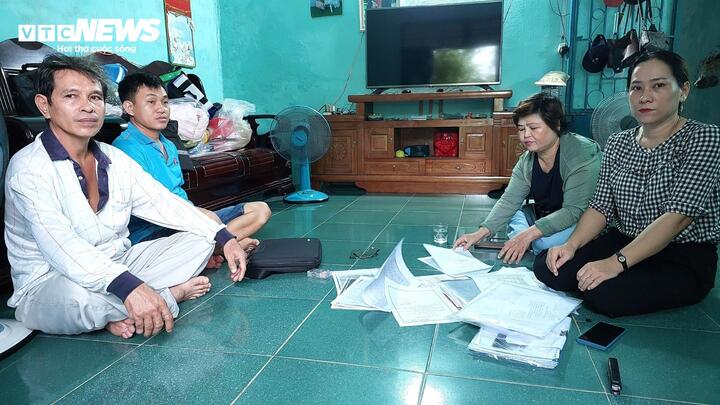 Các hộ dân cung cấp các giấy tờ, hồ sơ liên quan đến đền bù, giải tỏa.