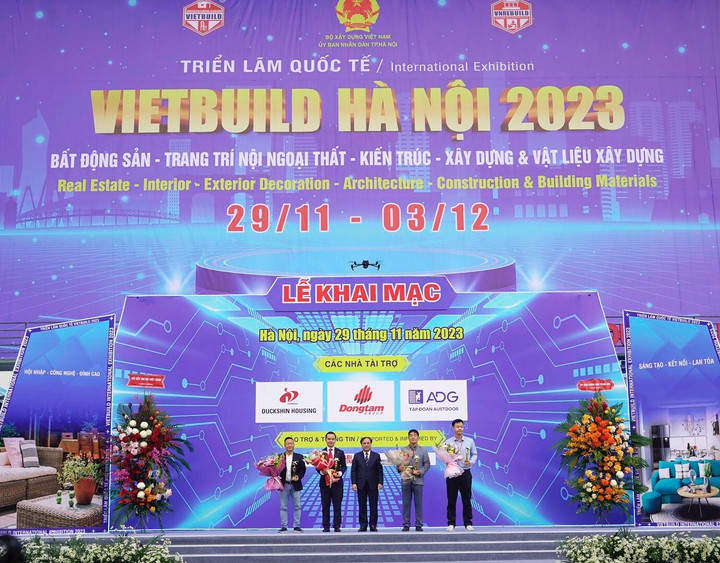 Đại diện Dongtam Group nhận hoa và kỷ niệm chương từ Ban tổ chức.