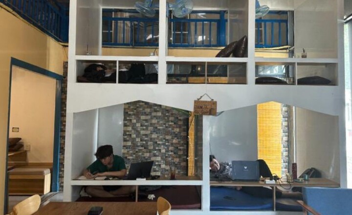 Lực lượng chức năng xử lý, yêu cầu tháo dỡ loạt hộp ngủ ở quận Gò Vấp. (Ảnh: Công an quận Gò Vấp).